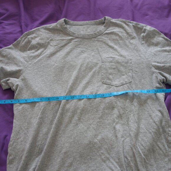 Gap Size XL Made in Vietnam Grey T-Shirt with front Pocket - Picture 4 of 13
